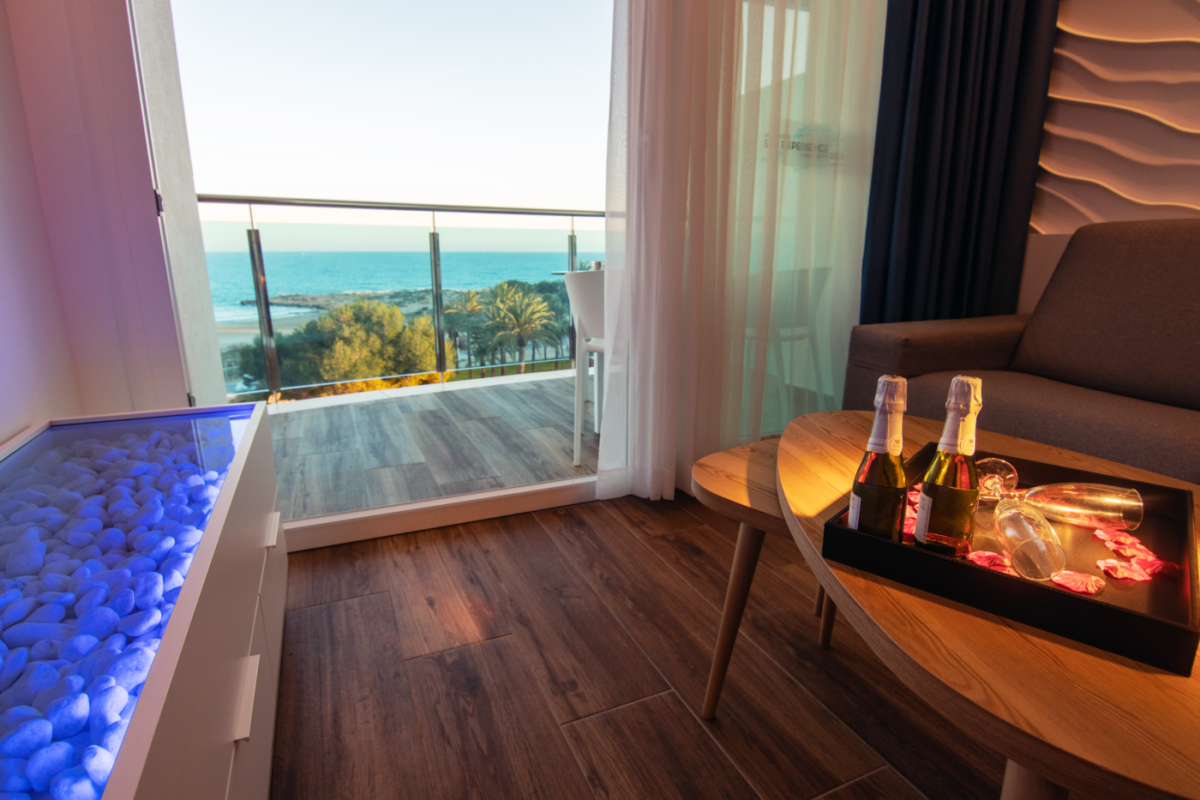 Appartement avec vue sur mer et vin mousseux
