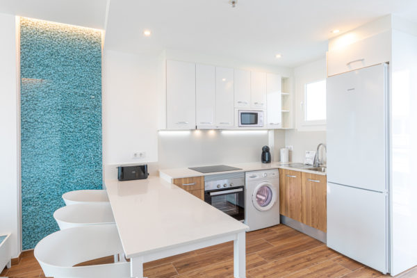 Alcossebre-Sea-Experience-Aparthotel-4-Estrellas-Apartamento-1-dormitorio-baño-adaptado-Cocina