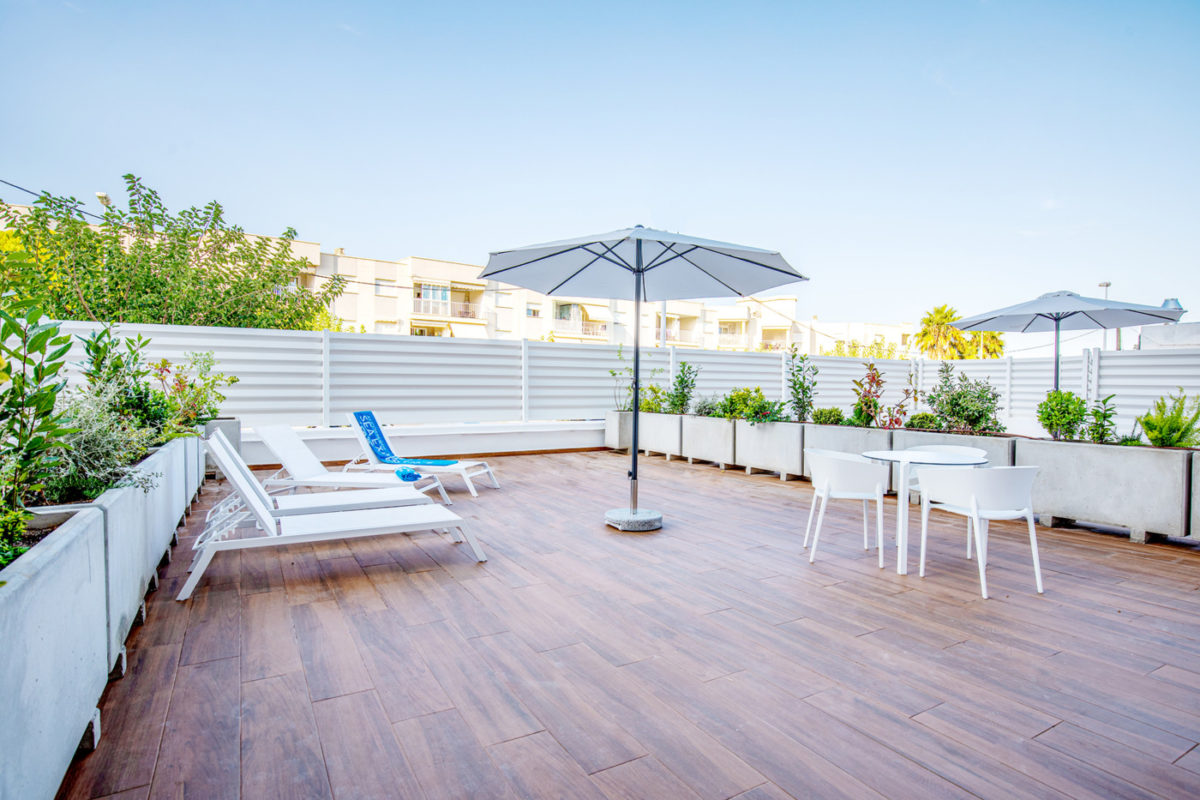 Alcossebre-Sea-Experience-Apparthotel-4-Etoiles-Appartement-2-chambres-Terrasse-Premium-Terrasse-Chaiselongue piscine 