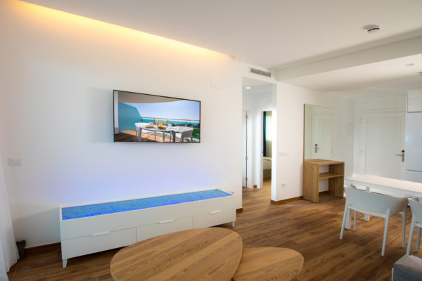 Alcossebre Sea Experience Aparthotel 4 Sterne-Apartment 2 Schlafzimmer Seitlicher Meerblick-Wohn-Esszimmer