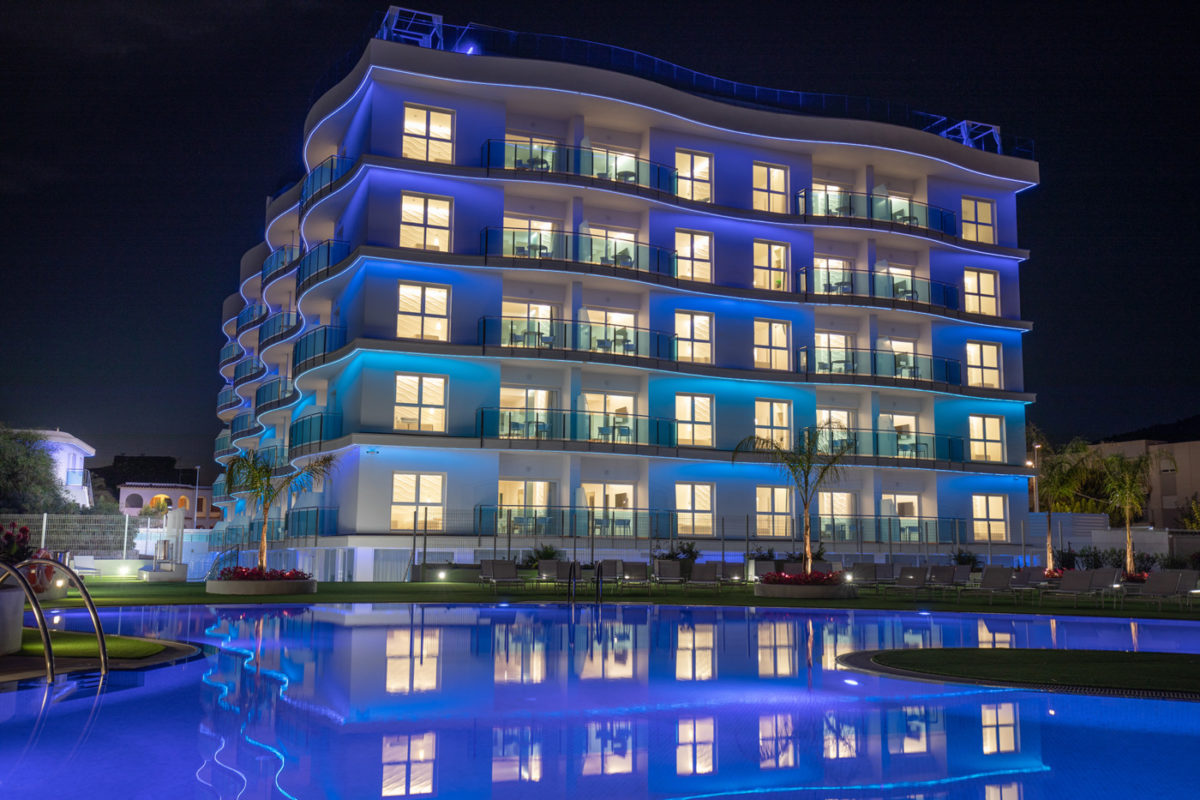 Alcossebre-Sea-Experience-Aparthotel-4-Sterne-Fassade-Front-Pool-Nacht
