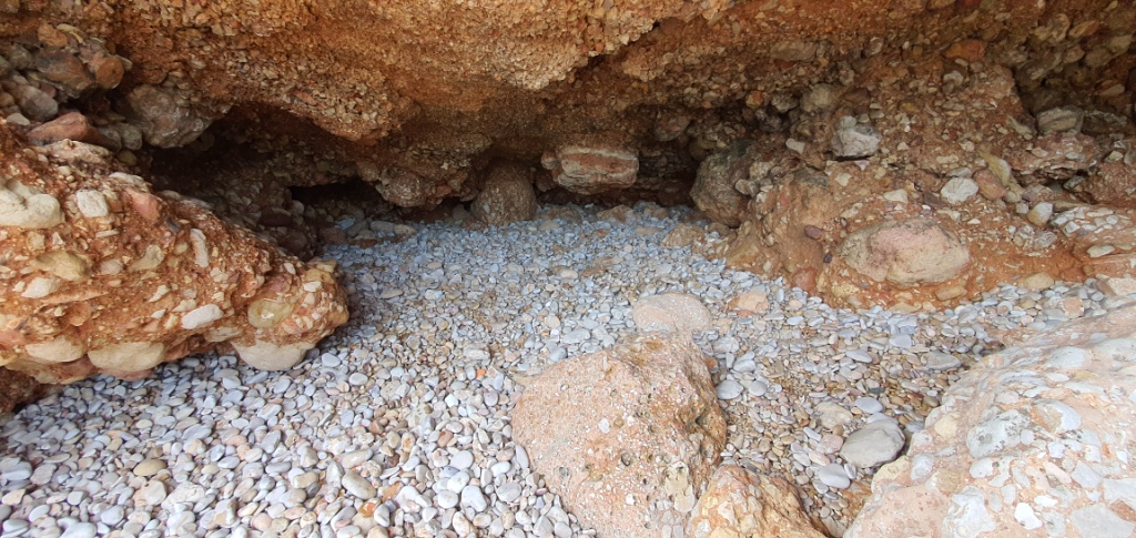 Geheime Höhle der geheimen Bucht von Sierra de Irta  